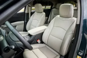 مقاعد كاديلاك XT4 2022 الأمامية