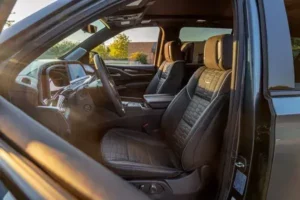 مقاعد كاديلاك اسكاليد 2022 الأمامية