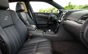 مقاعد كرايسلر 300 2022 الأمامية