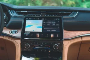 شاشة جيب جراند شيروكي L 2022