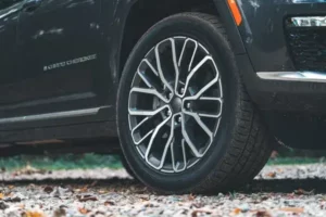 عجلة جيب جراند شيروكي L 2022