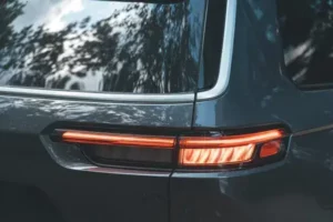مصابيح جيب جراند شيروكي L 2022 الخلفية