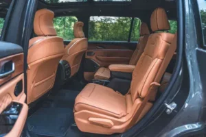 مقاعد جيب جراند شيروكي L 2022 الصف الثاني