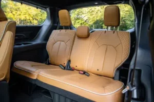 مقاعد كرايسلر باسيفيكا 2022 الصف الثالث