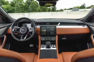 مقصورة جاكوار F بيس 2022