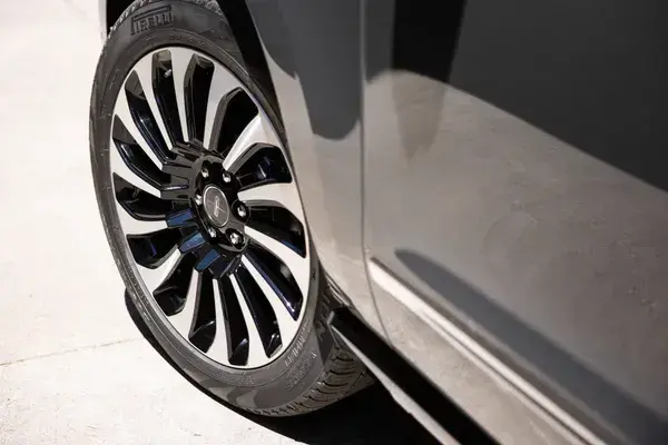 2022 Lincoln Navigator wheel
