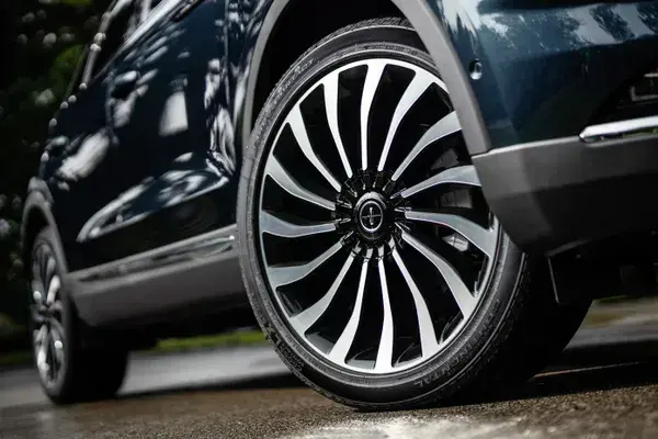 2022 Lincoln Nautilus wheel