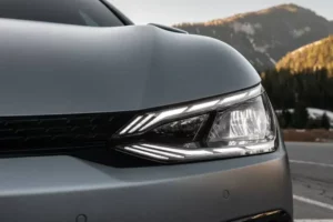 مصابيح كيا EV6 2022 الأمامية