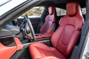 مقاعد بورش تايكان 2022 الأمامية