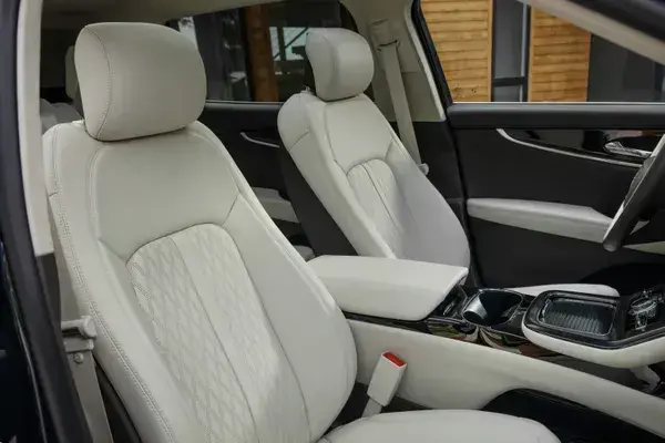 2022 Lincoln Nautilus front seats