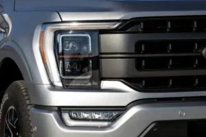 مصابيح فورد F-150 2022 الأمامية