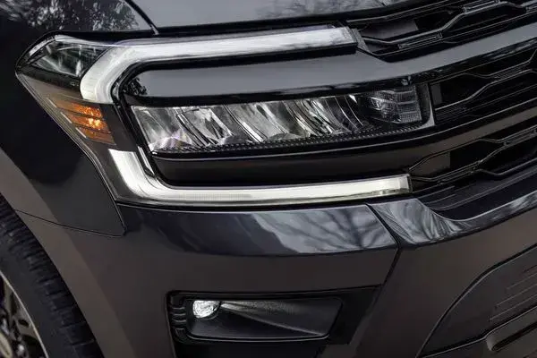 2022 Ford Expedition headlights
