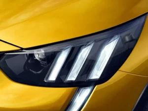 مصابيح بيجو 208 2022 الأمامية