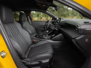 مقاعد بيجو 208 2022 الأمامية