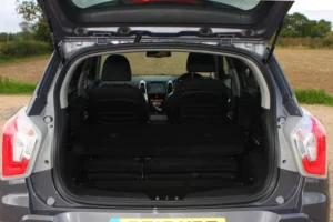 صندوق تحميل سانج يونج تيفولي 2022 مع طى المقاعد