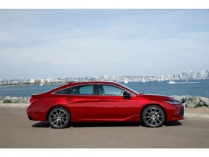 جانب تويوتا أفالون 2023