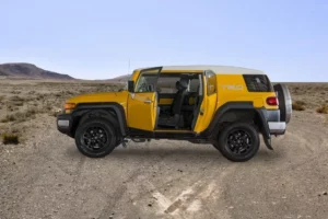 جانب تويوتا FJ كروزر 2023