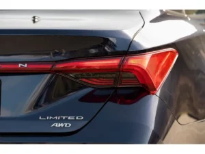 مصابيح تويوتا أفالون 2023 الخلفية