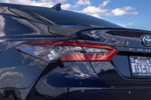 مصابيح تويوتا كامري هايبرد 2023 الخلفية