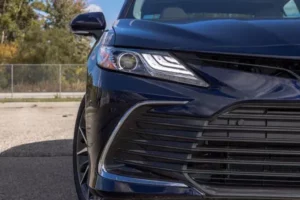 مصابيح تويوتا كامري هايبرد 2023 الأمامية