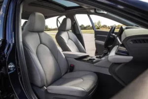 مقاعد تويوتا كامري هايبرد 2023 الأمامية