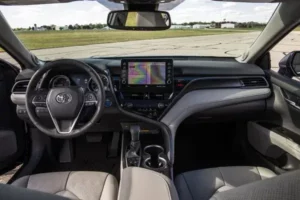 مقصورة تويوتا كامري هايبرد 2023