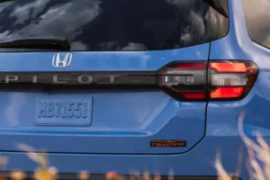 مصابيح هوندا بايلوت 2023 الخلفية