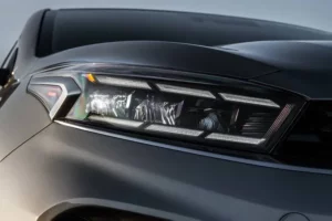 مصابيح كيا سيراتو 2023 الأمامية