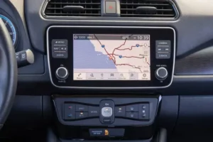 شاشة نيسان ليف 2023