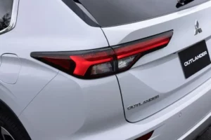 مصابيح ميتسوبيشي أوتلاندر 2023 الخلفية