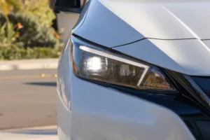 مصابيح نيسان ليف 2023 الأمامية