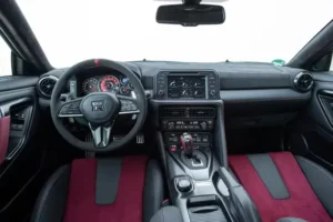 مقصورة نيسان GT-R 2023