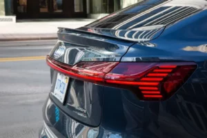 مصابيح أودي E ترون 2023 الخلفية