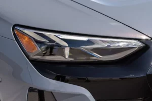 مصابيح أودي E ترون جي تي 2023 الأمامية