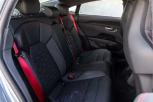 مقاعد أودي E ترون جي تي 2023 الخلفية