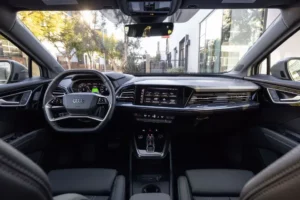 مقصورة أودي Q4 E ترون 2023