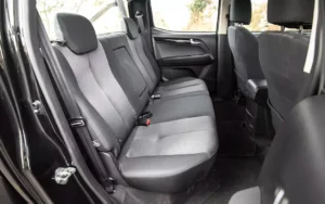 مقاعد ايسوزو D ماكس 2023 الخلفية