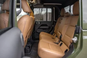 مقاعد جيب جلاديتور 2023 الصف الثاني