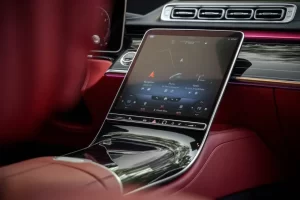 شاشة مرسيدس بنز S كلاس 2023