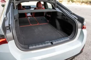 صندوق تحميل بي إم دبليو I4 2023 مع طي المقاعد