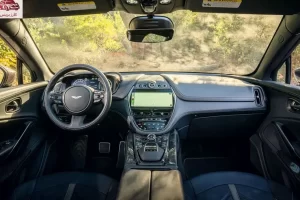 مقصورة أستون مارتن DBX 2023