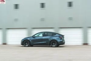 جانب تسلا موديل Y 2023