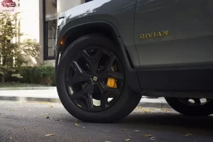 عجلة ريفيان R1S 2023