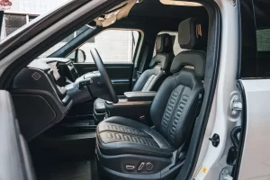 مقاعد ريفيان R1T 2023 الأمامية