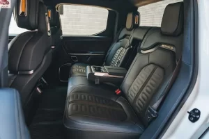 مقاعد ريفيان R1T 2023 الخلفية