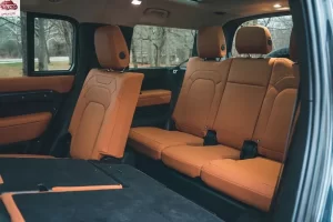 مقاعد لاند روفر ديفندر 2023 الخلفية