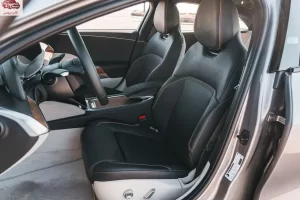 مقاعد لوسيد اير 2023 الأمامية