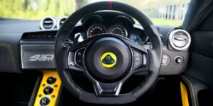 عجلة قيادة لوتس إيفورا 2023