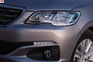 مصابيح بيجو 301 2024 الأمامية