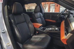 مقاعد ميتسوبيشي أوتلاندر 2024 الأمامية